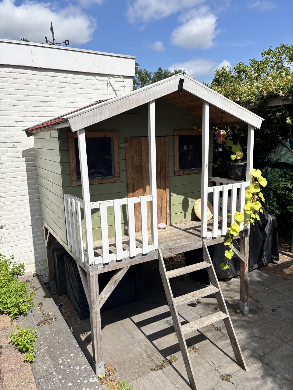 Gratis - Houten speelhuis op palen