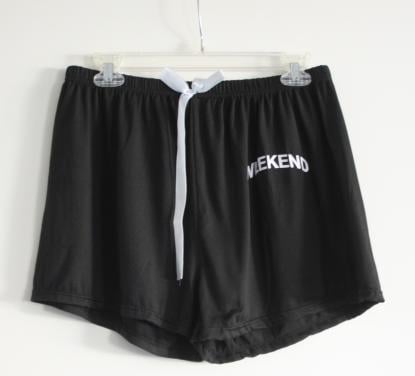Zwarte korte broek met witte strik en witte tekst weekend maat xxl