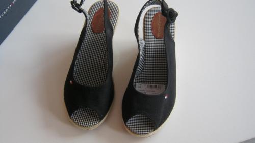 NIEUW TOMMY HILFIGER MAAT 37 VOOR 20 EURO