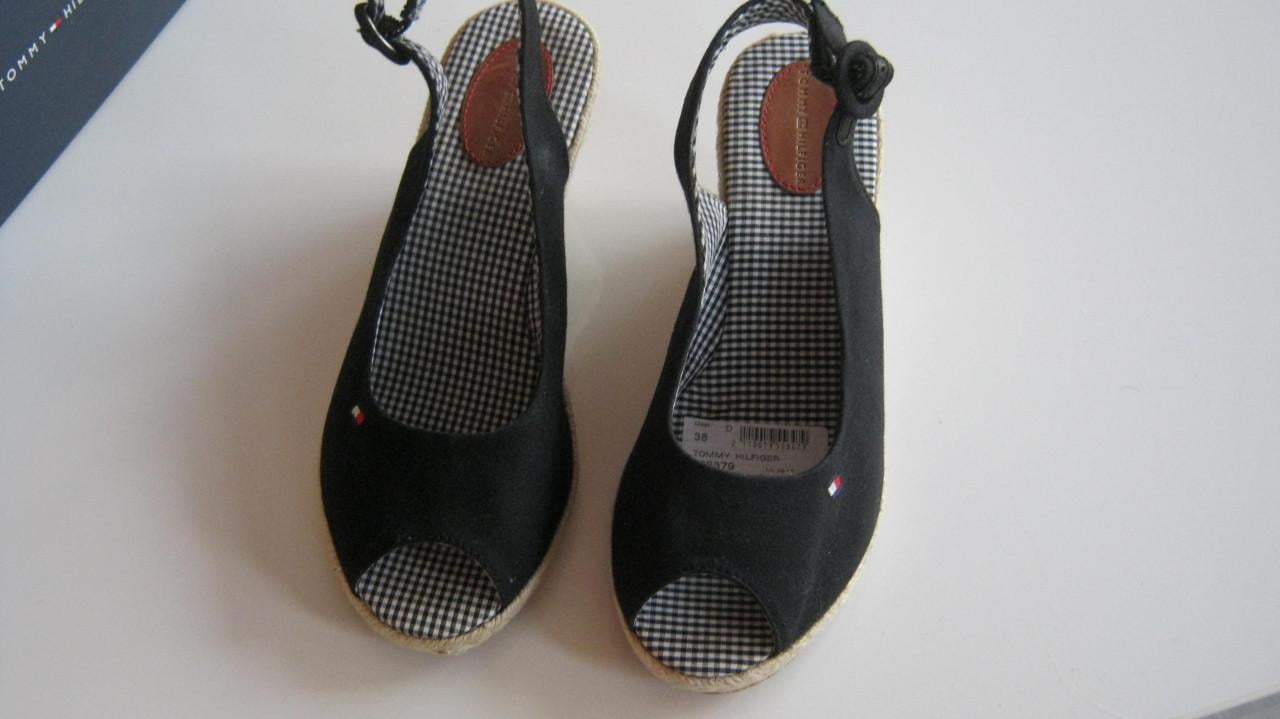 NIEUW TOMMY HILFIGER MAAT 37 VOOR 20 EURO