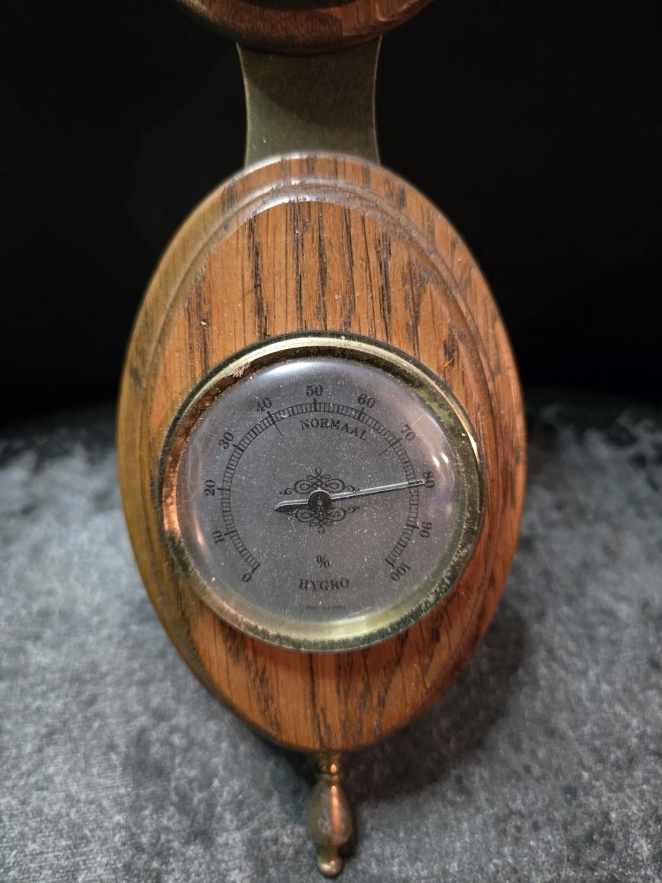 Vintage weerstation uitgevoerd in eikenhout van meubelhuis Oisterwijk.