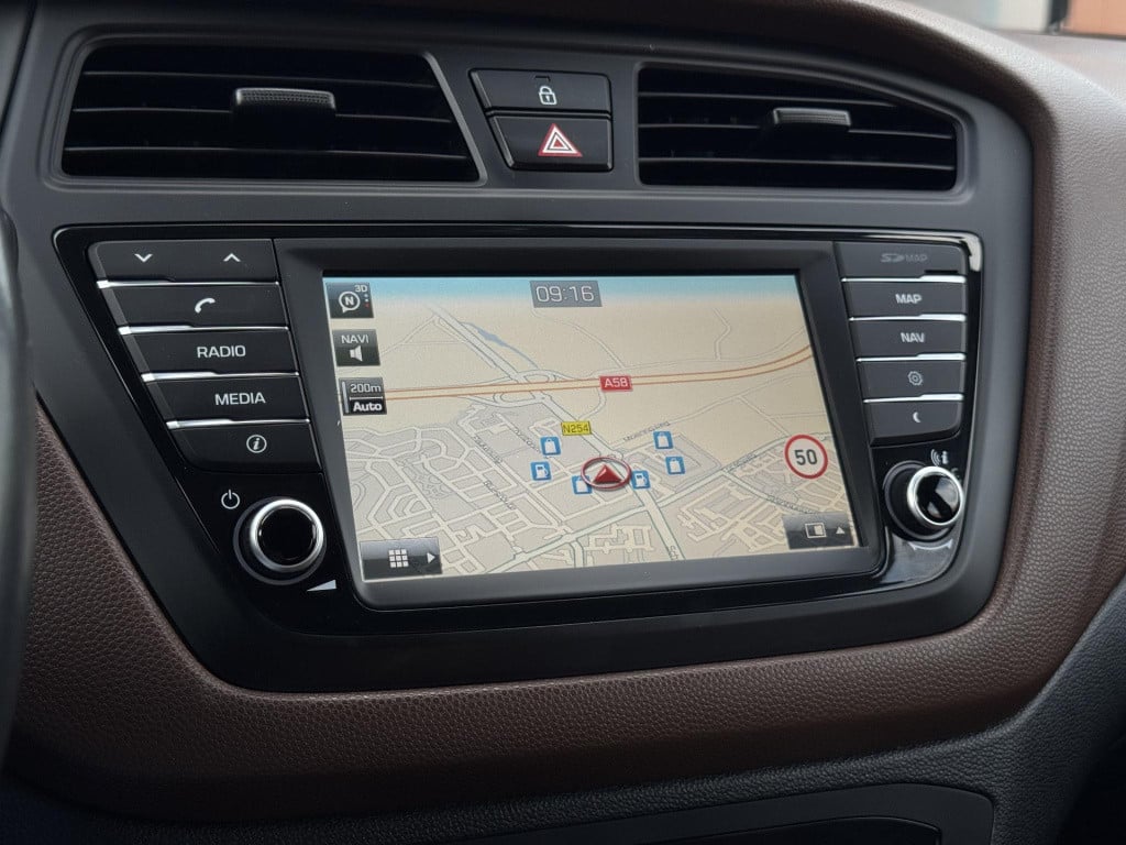 Hyundai I 20 1.2 hp i-motion comfort | trekhaak | navigatie | camera | park