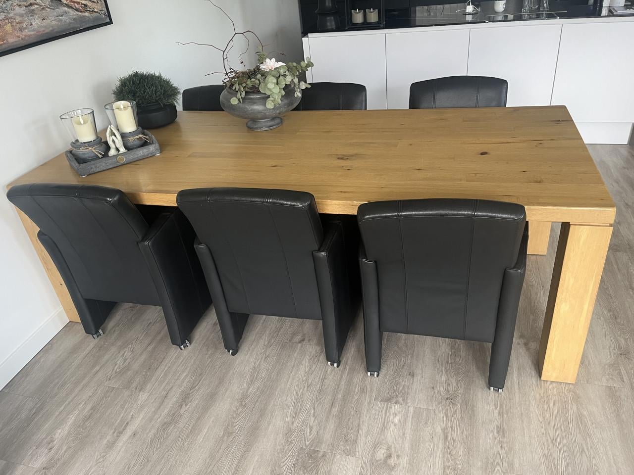 Eettafel licht massief eiken met 6 leren armstoelen