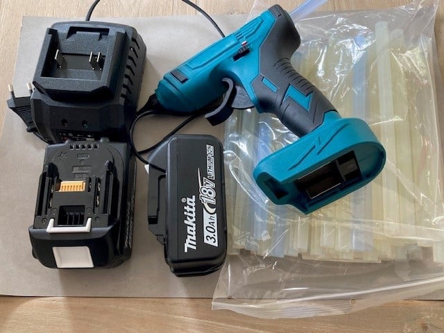 Lijmpistool met 2 Makita accu's