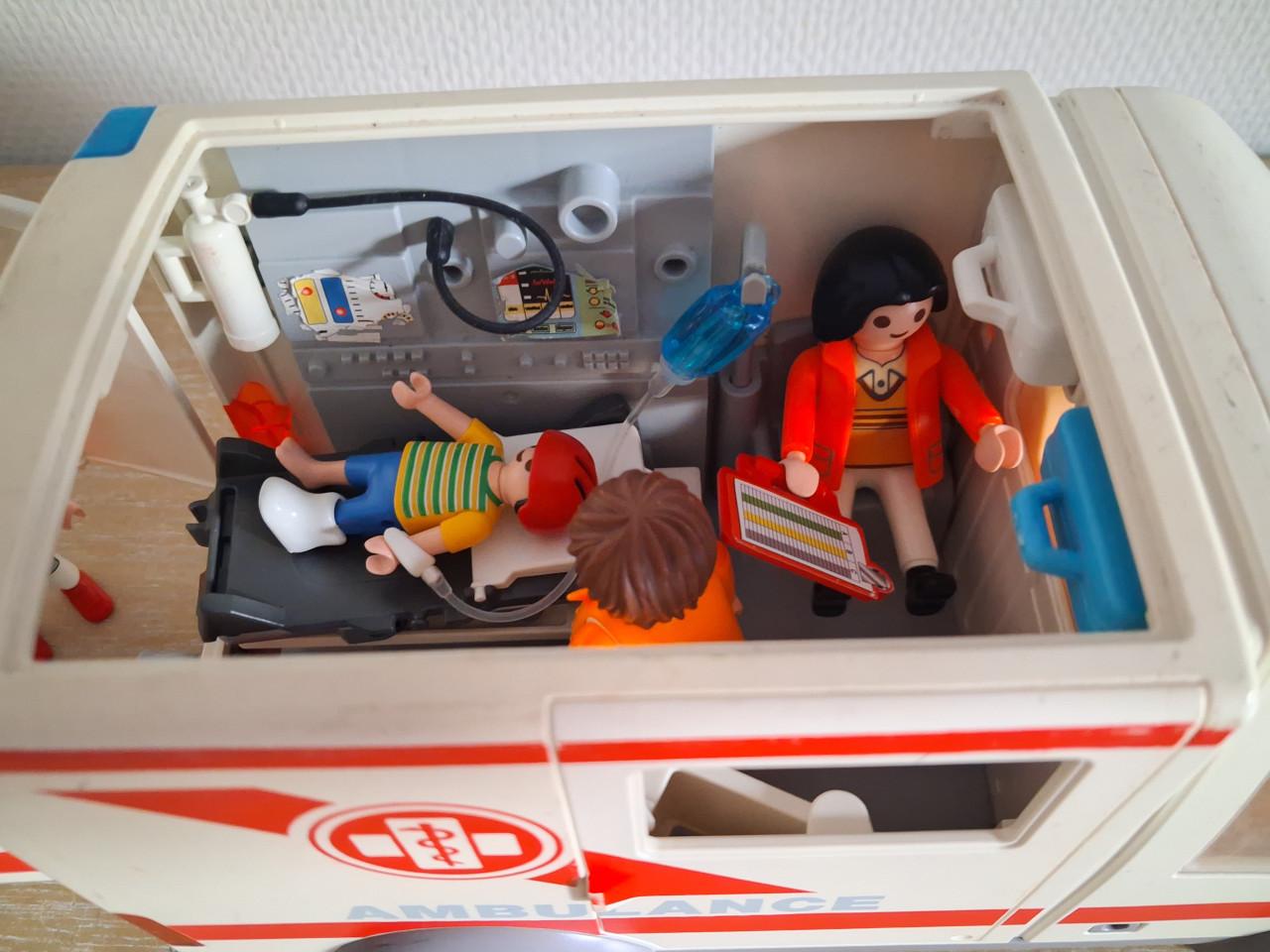 Playmobil ziekenauto met brancard, zwaailicht set 4221