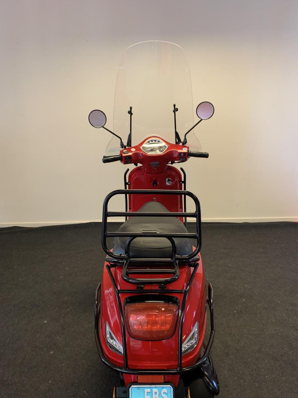 RIVA MODEL MET WINDSCHERM EN VALBEUGELS NU 895,= RIJKLAAR