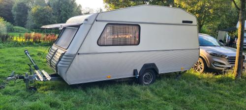 Kip Greyline caravan 616 kg met voortent