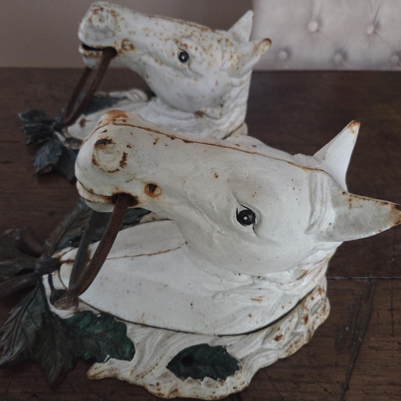 Brocante gietijzeren paardenhoofden
