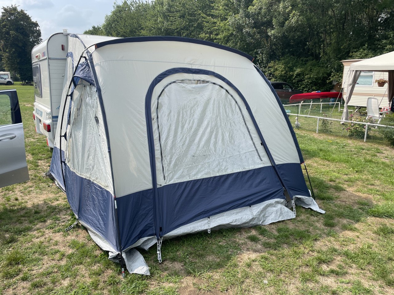 Kleine lichtgewicht voortent voor caravan
