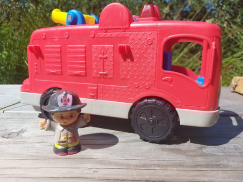 Mooie Fisher Price Little People Brandweerwagen met brandweerman