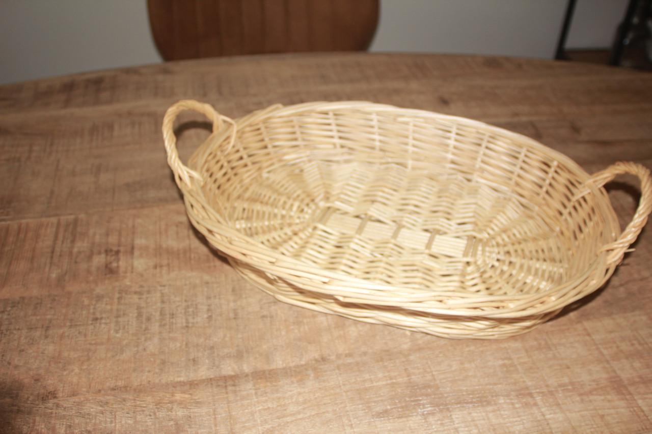 Grote en kleine rieten mand met hengsel