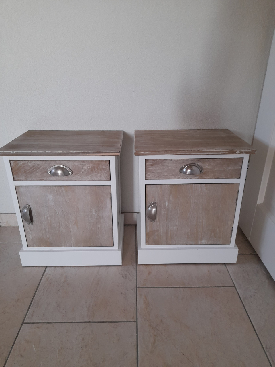 2 nachtkastjes 38 x 28 x 45H (in goede nette staat )