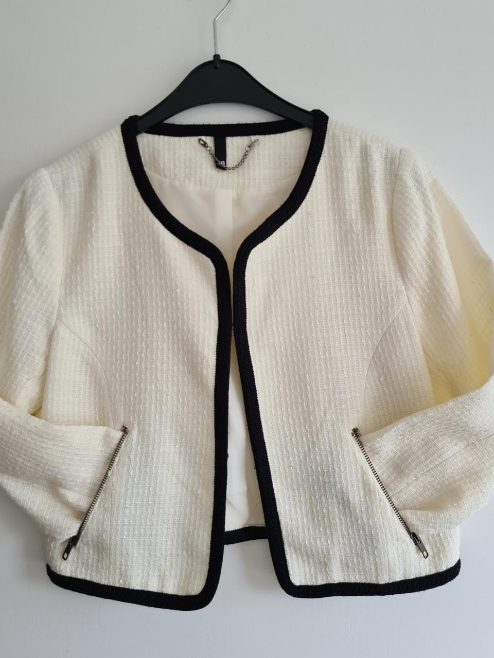 H&M bouclé jasje in de kleur room wit met zwarte bies. Maat 40