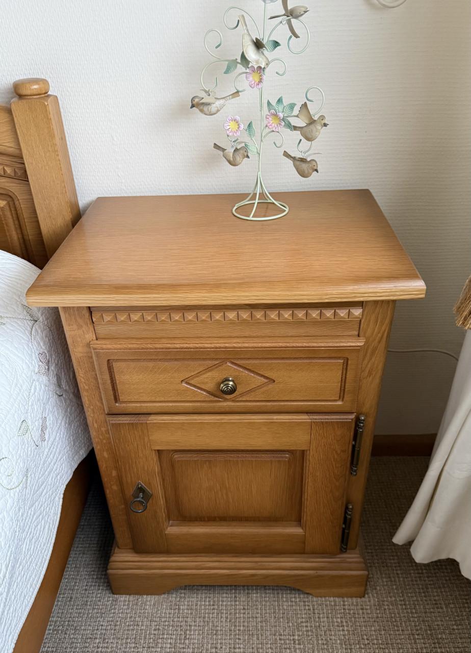 Zeer goede staat. Compl Eikenh slaapkamer. 1 elekt bed. Niets beschadigd.