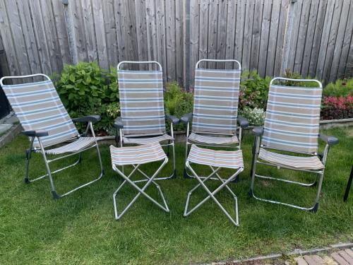 4 Crespo campingstoelen, verstelbaar, en 2 bijpassende voetenbankjes