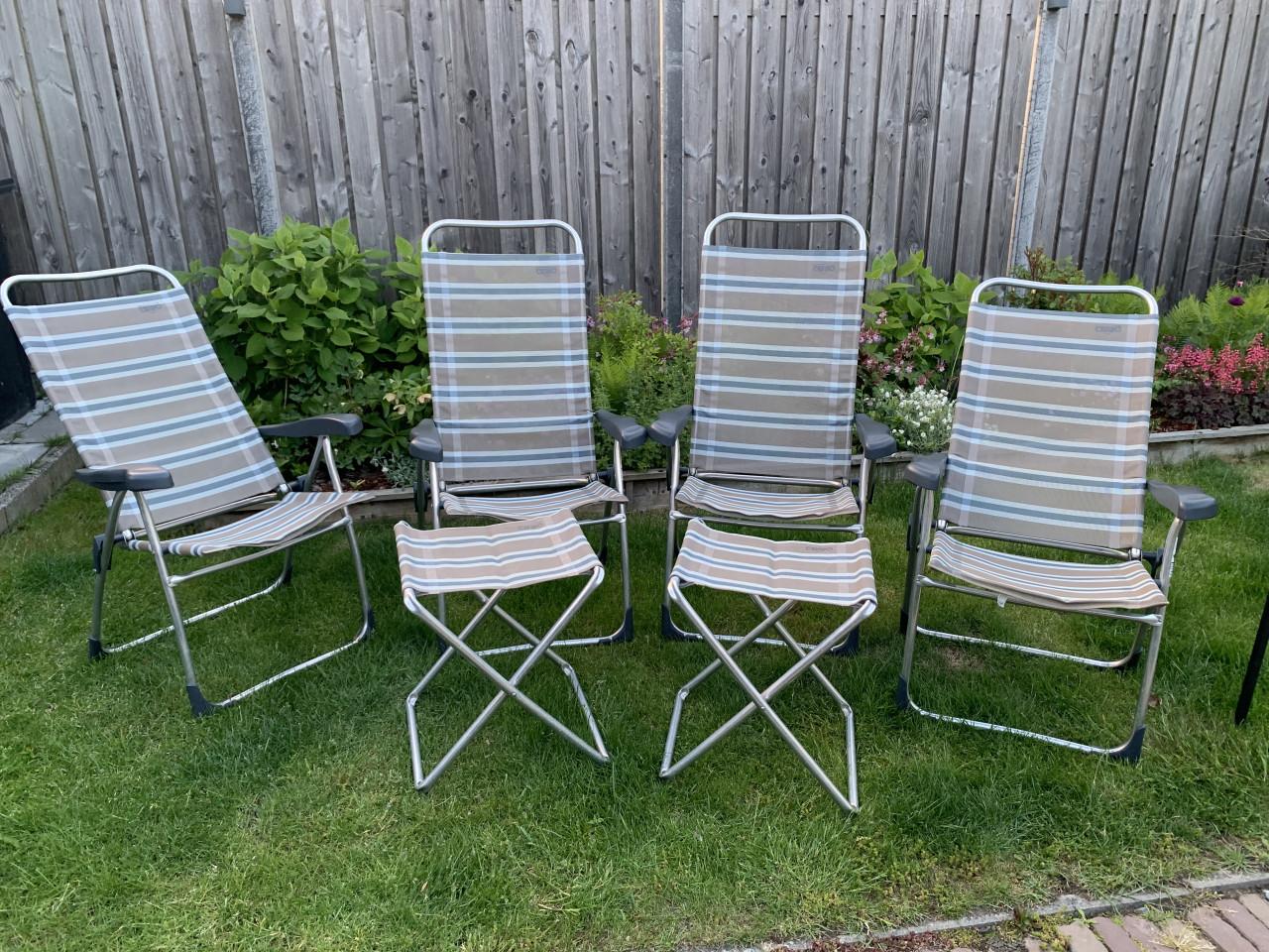 4 Crespo campingstoelen, verstelbaar, en 2 bijpassende voetenbankjes