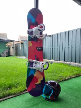 Snowboard 142 cm met helm 53-56 cm