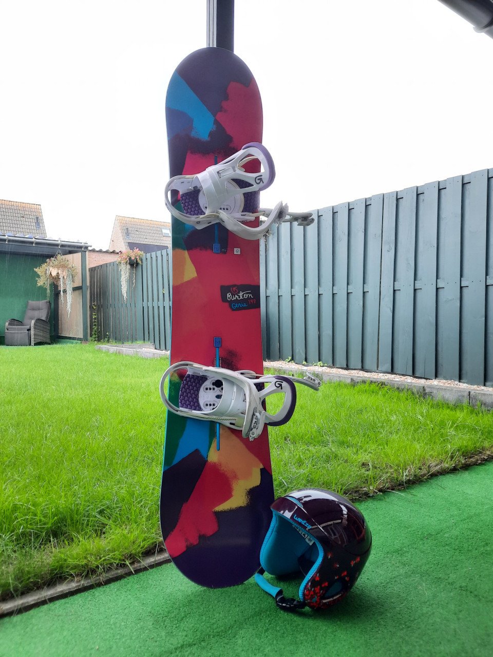 Snowboard 142 cm met helm 53-56 cm