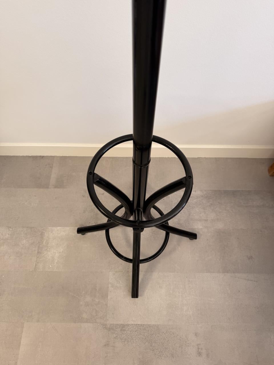 Zwarte staande houten kapstok