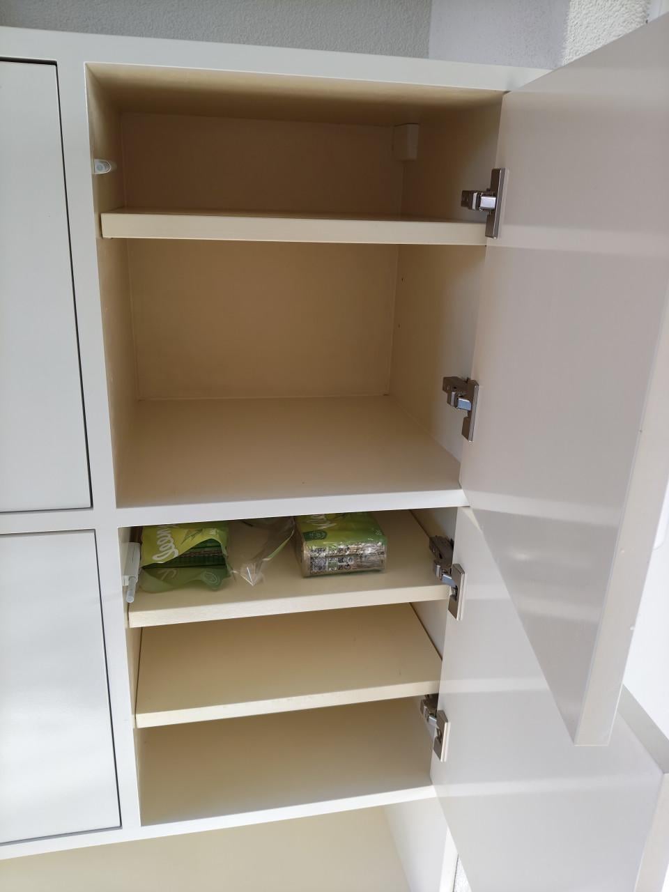 Twee mooie hangkasten wit