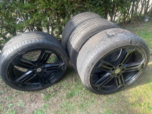 Te koop 4 velgen met banden komen onder een golf gtd vandaan