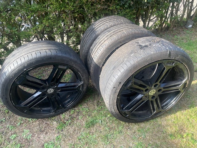 Te koop 4 velgen met banden komen onder een golf gtd vandaan