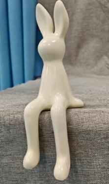 Beeldje Haas zittend keramiek