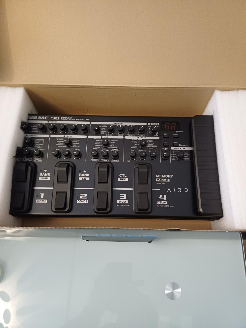 De boss me90 en ampero zilver van hotone