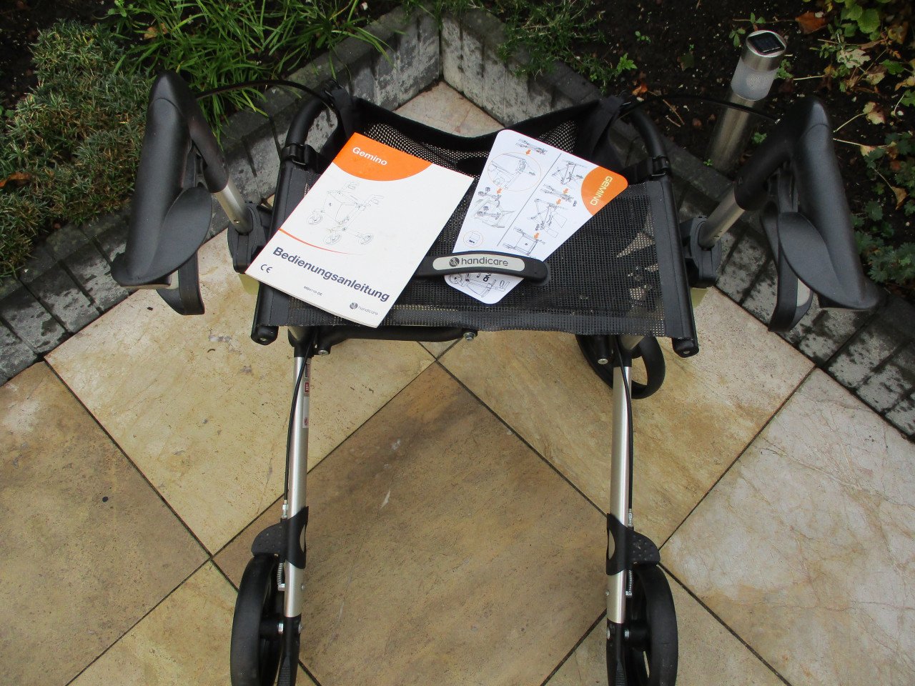 Gemino 30 opvouwbare lichtgewicht rollator met zitje tas en rugsteun .
