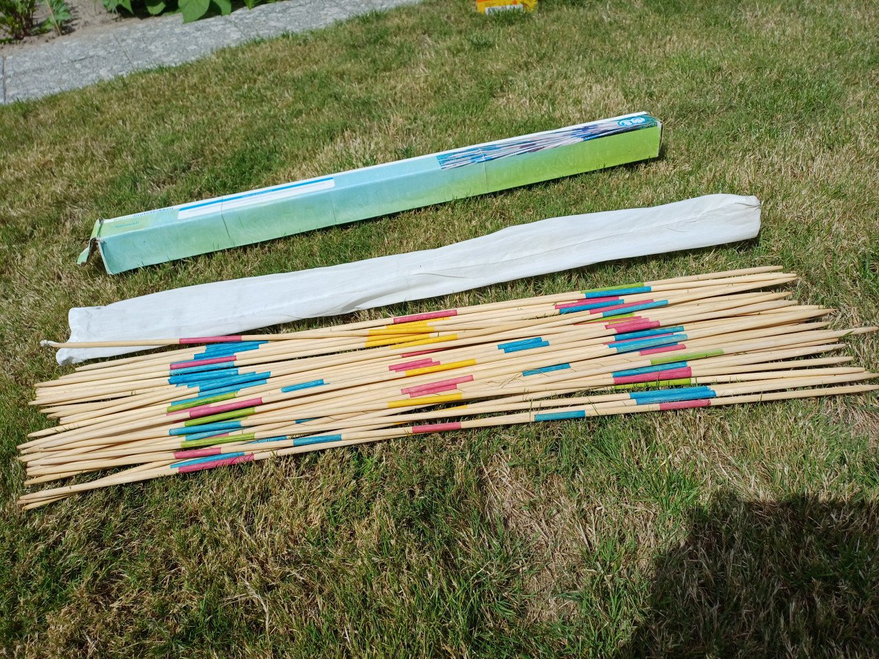 Mikado buiten grote stokken
