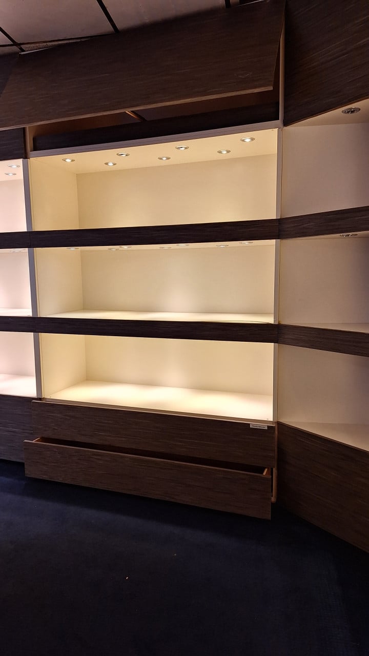 XXL kastenwand met verlichting, kleppen en lades – luxe uitstraling