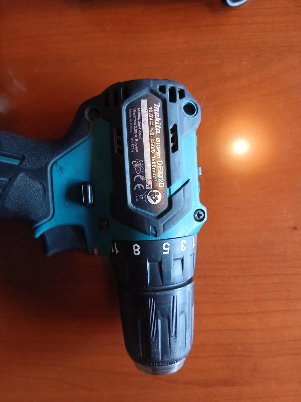 Makita DF332D boor-/schroefmachine met lader en 2 accu'ss