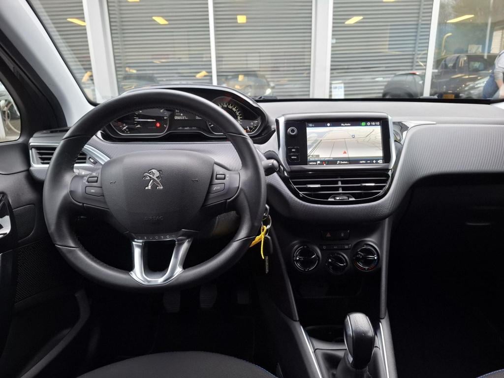 Peugeot 208 1.2 signature nav/airco/cruise/park