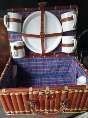 Mooie zgan vintage picknickmand voor 4 personen van bamboe..