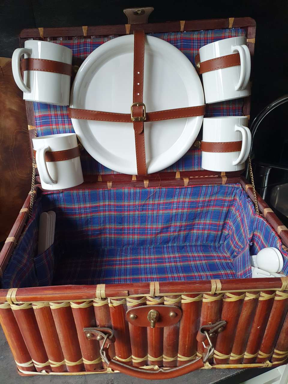 Mooie zgan vintage picknickmand voor 4 personen van bamboe..