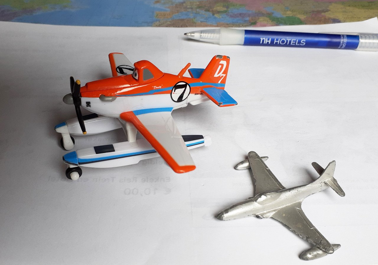 Dinky Toys Shooting Star en een Disney Nr. 7 Plane     