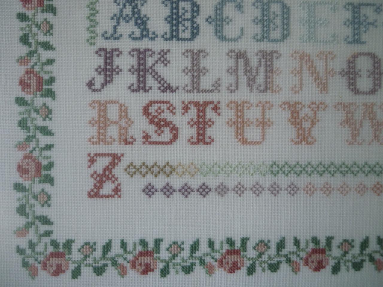 Merklap alfabet in lijst 54x45 cm - voltooid borduurwerk
