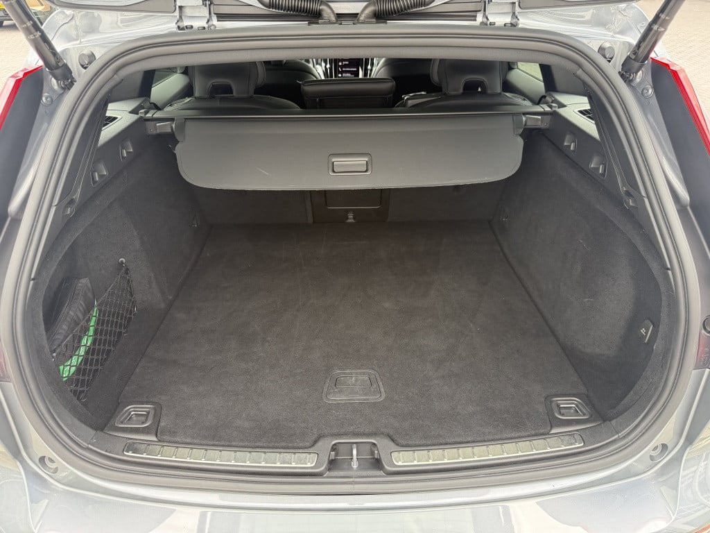 Volvo V60 t6 340pk recharge r-design| panodak| adap.cruise| 360camera| tre