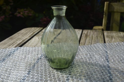 L. groen klein geblazen bolvaasje in goede staat.