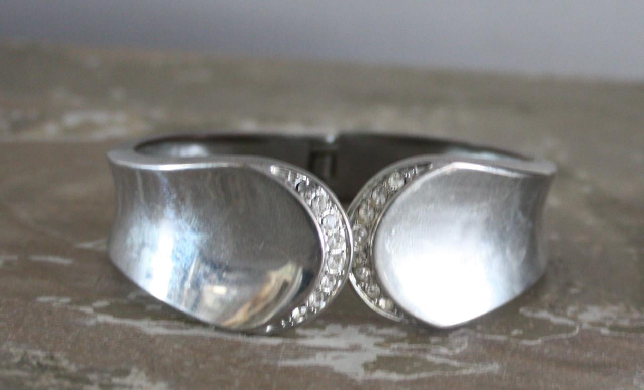 Zilverkleurige klemarmband met steentjes