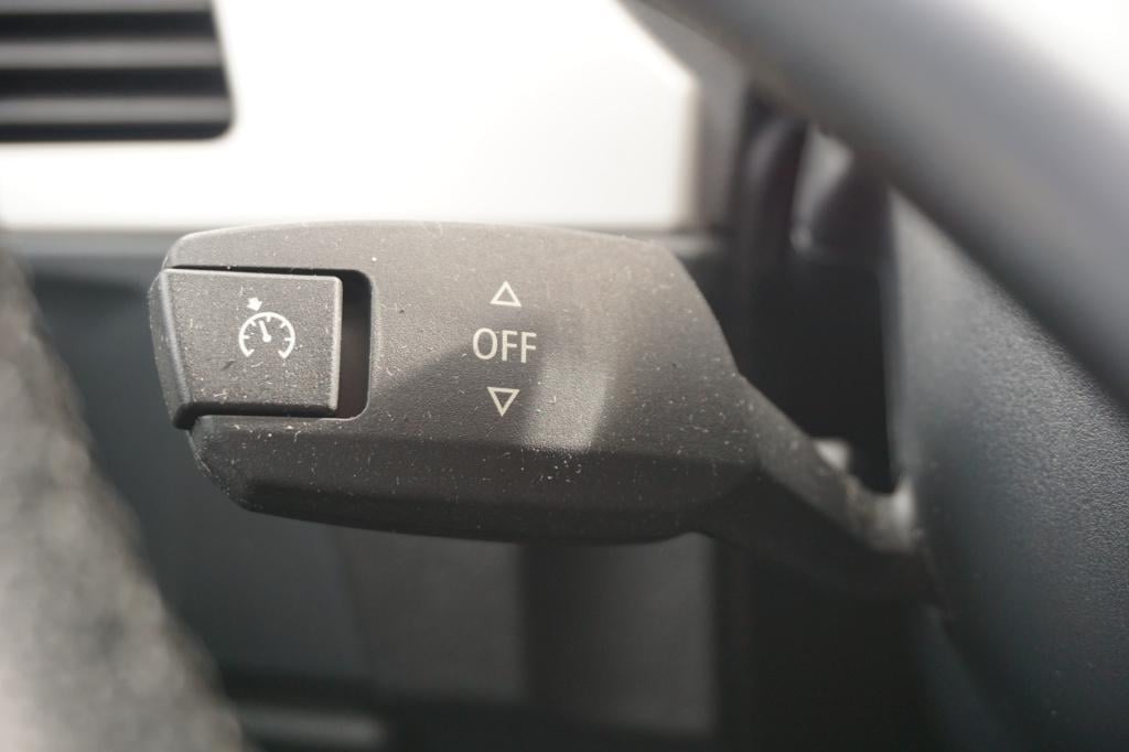 BMW 3-serie 316i business line airco / navi / cruise / carplay / parkeers. 