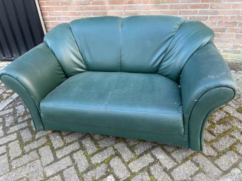 Gratis af te halen nep leren 2 en 3 zitsbank kleur groen.
