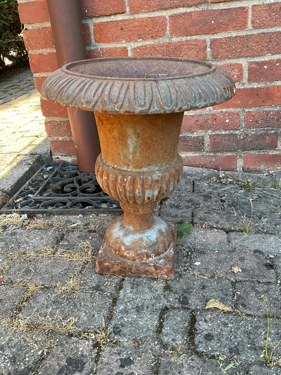 Oude gietijzeren vaas