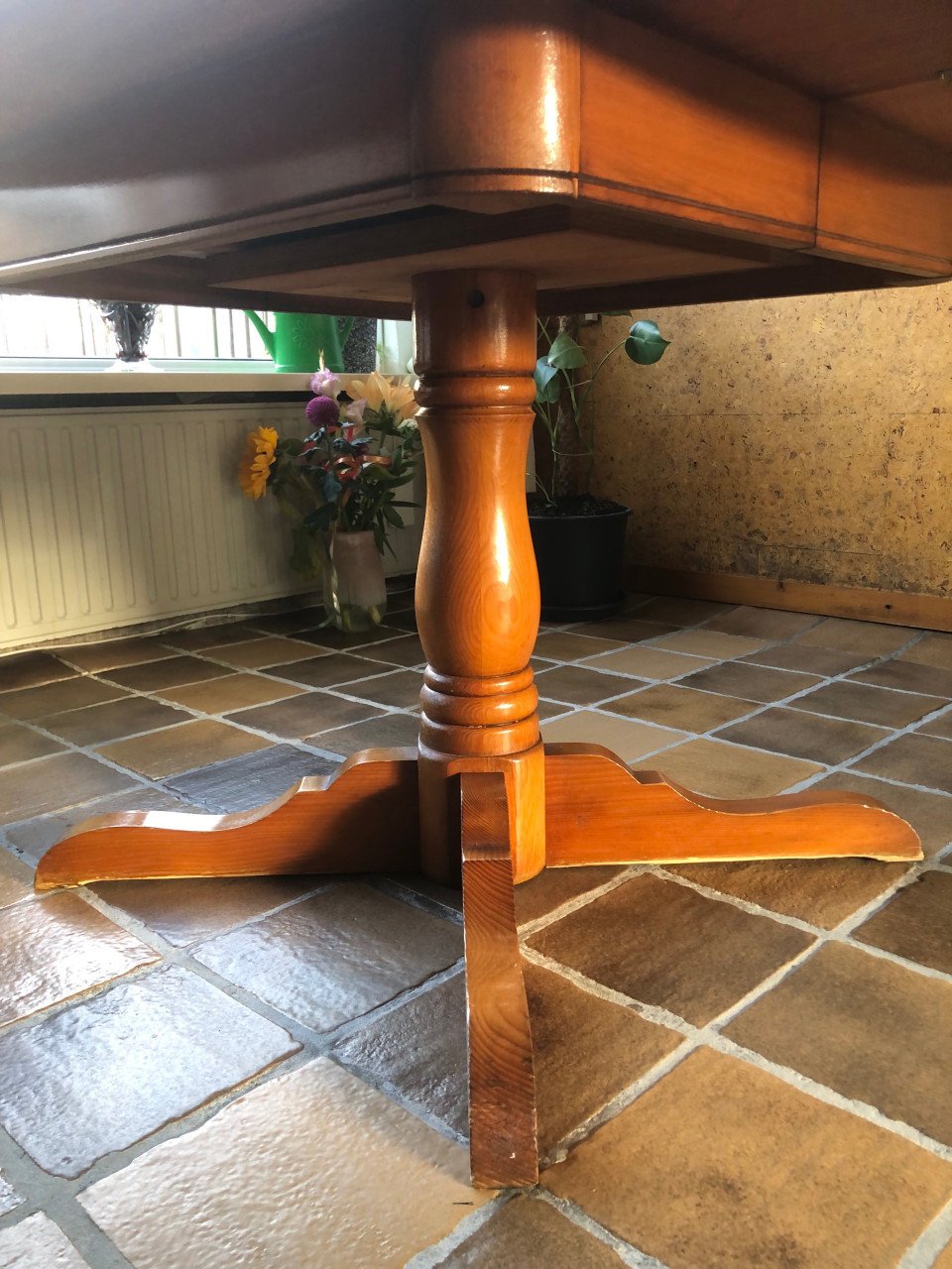 Ronde houten eettafel.