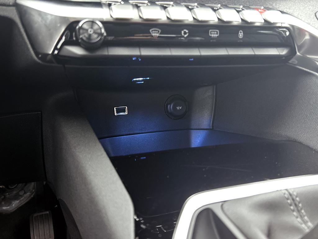 Peugeot 3008 130 pk allure | rijklaar | trekhaak | elektrische achterklep |