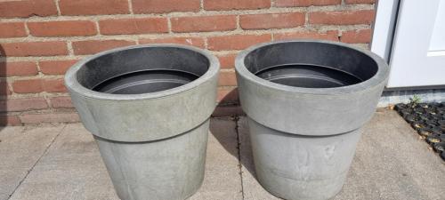 2 GROTE BLOEMBAKKEN