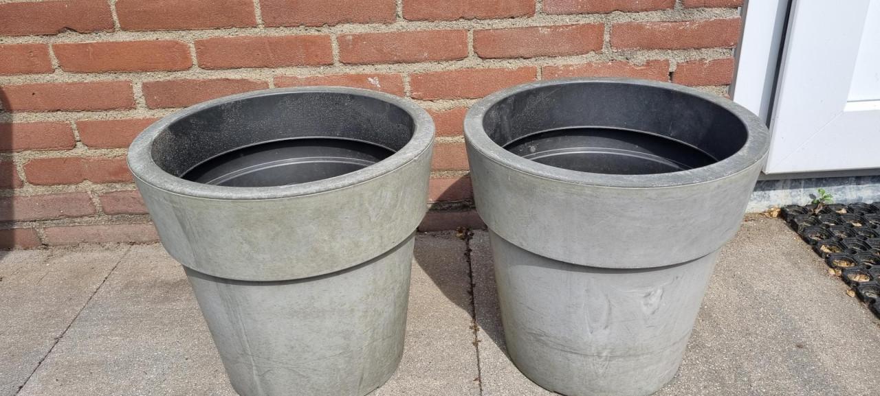 2 GROTE BLOEMBAKKEN