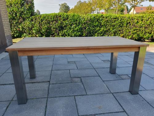 Strakke teakhouten tuintafel .afmetingen 180-90-72