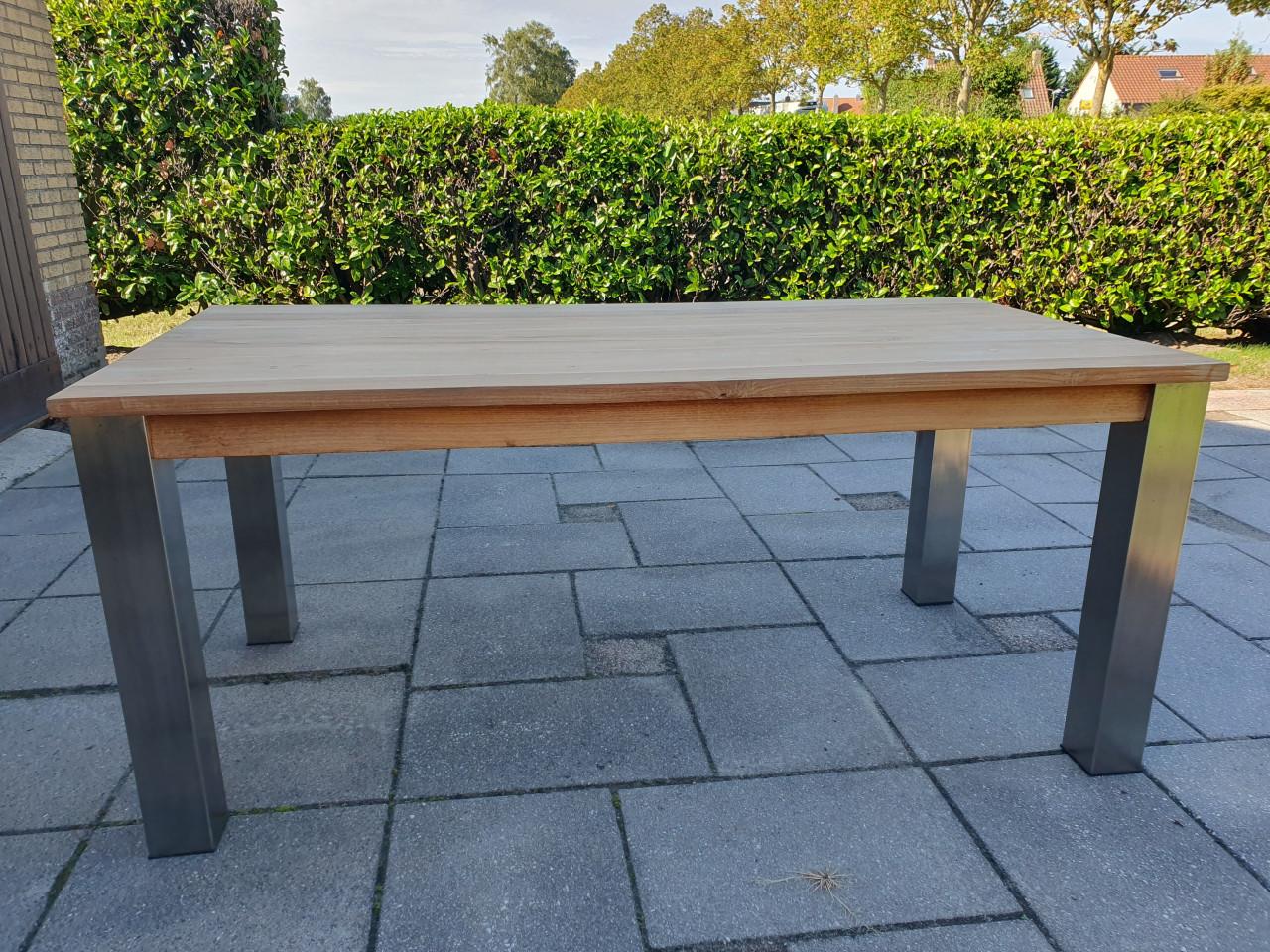 Strakke teakhouten tuintafel .afmetingen 180-90-72