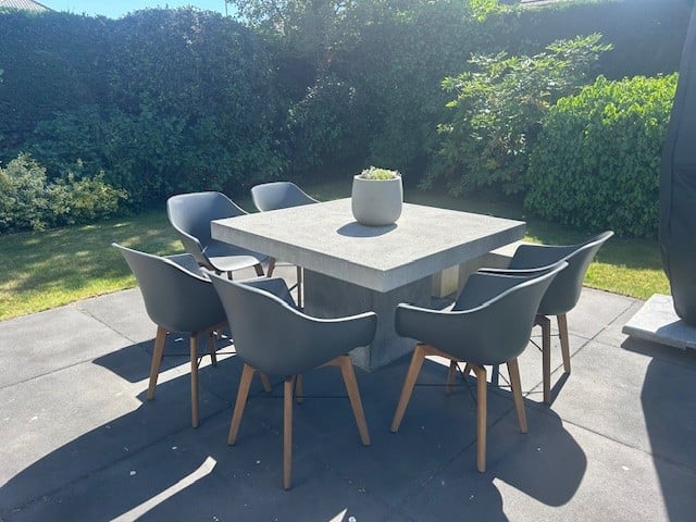 Çomposiet Tuintafel 130cm x 130 cm + 4 Hartman kuipstoelen + 2 hockers